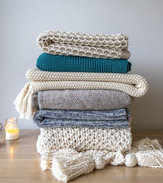 Throw Blankets and Decorative Pillow Covers: How to Layer Texture, Color, and Seasonal Style
