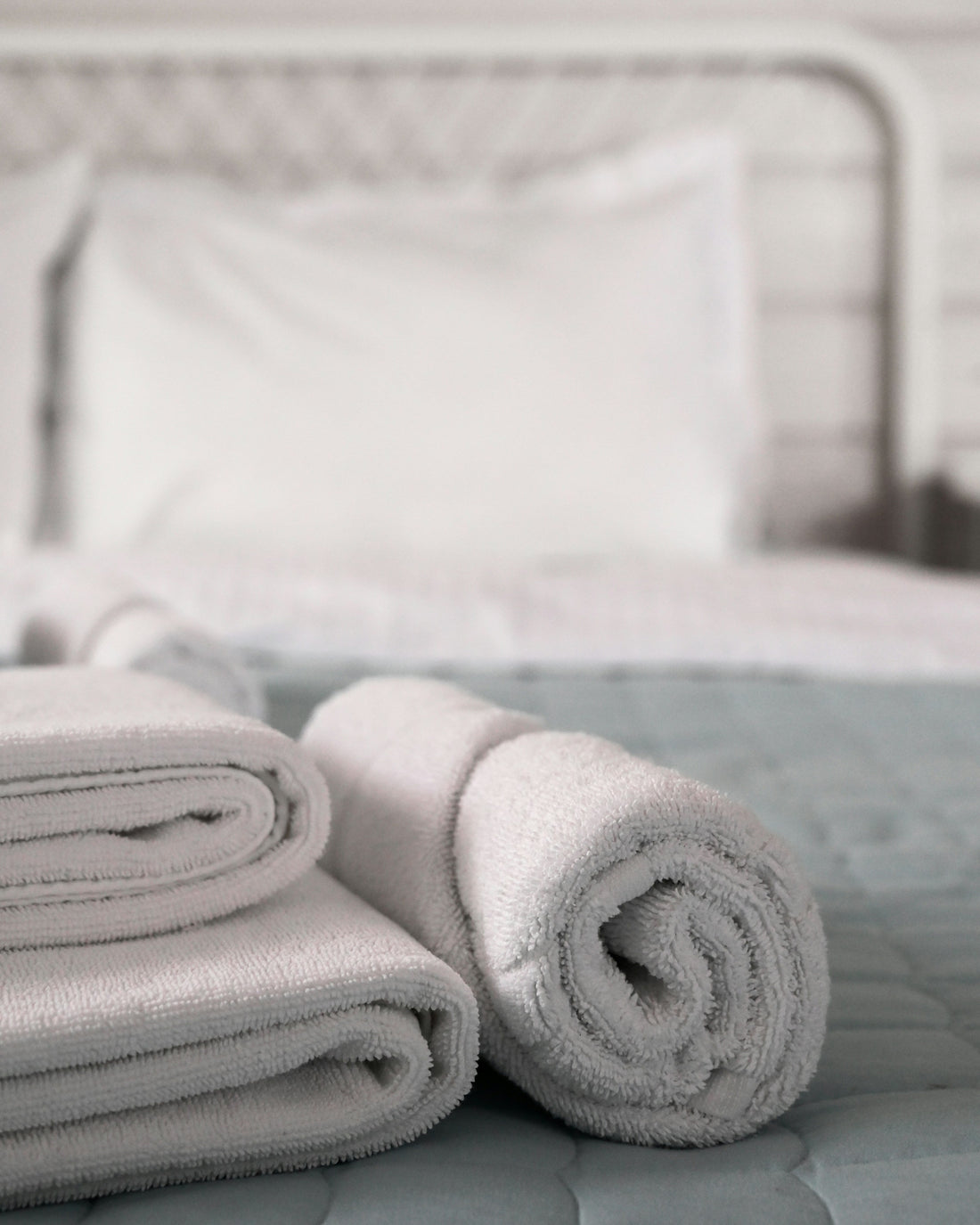 How to Choose Bedding for a Guest Bed with a Mattress Topper