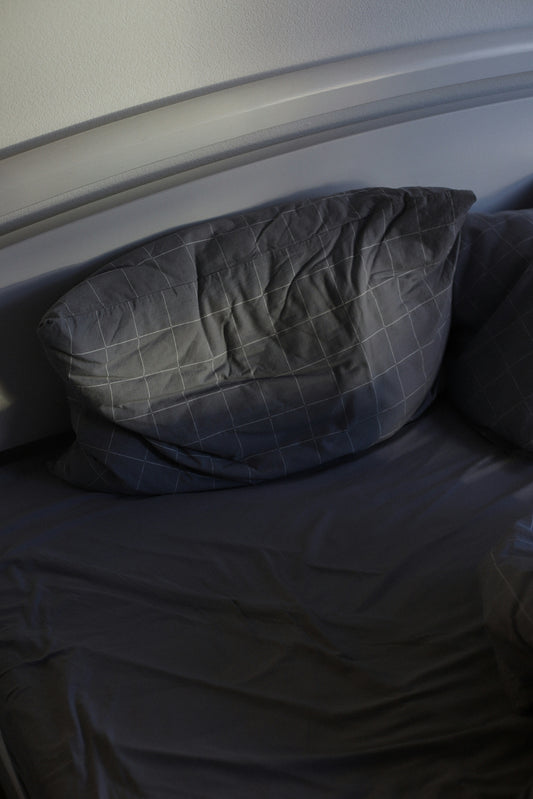 How to Choose Sheets for a Pull-Out Couch Used as a Guest Bed