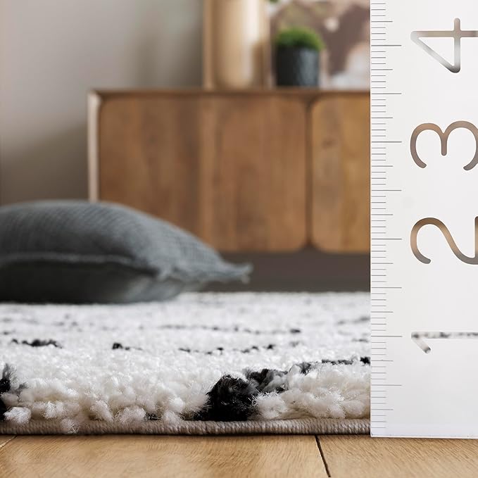 SAFAVIEH Arizona Shag Collection Area Rug - 6'7" x 9'2", Ivory & Black, Moroccan Boho Design, Non-Shedding & Easy to Clean, Ideal for Living Room, Bedroom, Dining Space (ASG743Z)