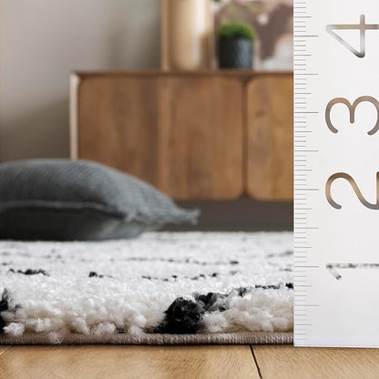 SAFAVIEH Arizona Shag Collection Area Rug - 6'7" x 9'2", Ivory & Black, Moroccan Boho Design, Non-Shedding & Easy to Clean, Ideal for Living Room, Bedroom, Dining Space (ASG743Z)