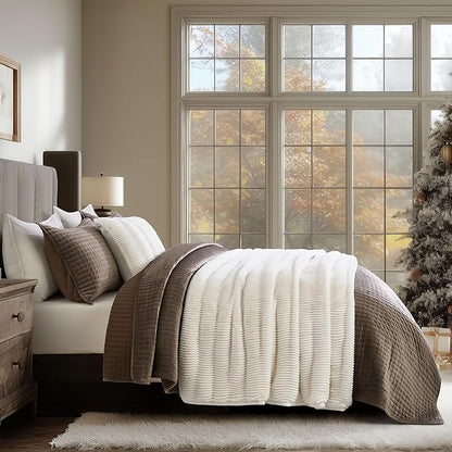 EVERGRACEHOME Ultra Soft Faux Fur Throw Blanket for Couch, Luxury Sculpted Texture Faux Rabbit Fur Blanket for Bed, Fluffy Thick Plush Warm Fuzzy Throw, 920GSM (Bright White, 50''x60'')