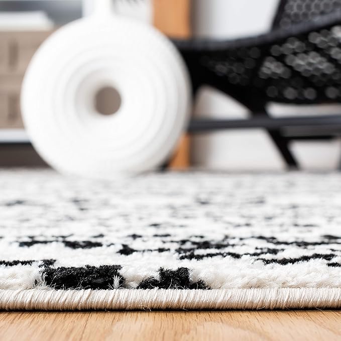 SAFAVIEH Area Rug 3x5 - Tulum Collection - Ivory & Black, Moroccan Boho Tribal Design, Non-Shedding & Easy to Clean, Ideal for Entryway, Foyer, Accent Space, Bedroom (TUL272B)
