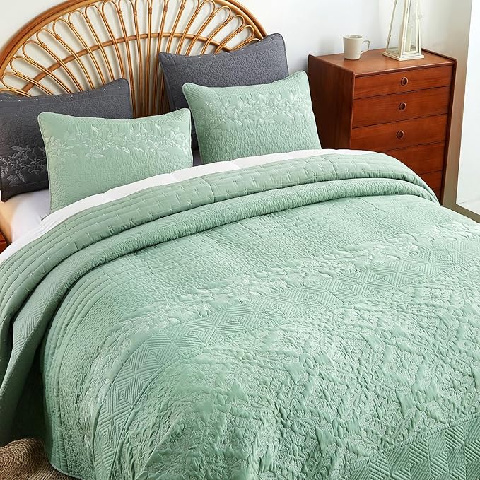 EVENHUG Floral Embroidered Quilt Set Queen Size 3 Piece Bedding Set Reversible Farmhouse Bedspread Coverlet with 2 Pillow Shams Lightweight Soft Bed Cover for All Season(92"X 96",Green)