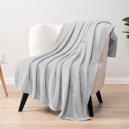 PAVILIA Light Gray Throw Blanket for Couch Bed, Soft Fleece Throws for Sofa Chair, Fuzzy Waffle Textured Blanket, Cozy Warm Lightweight All Season Blanket Throw, 50x60