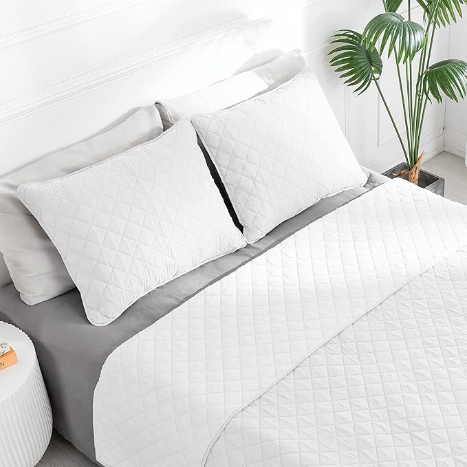 Easy-Going California King Size Reversible Quilt Set with 1 Quilt and 2 Pillow Shams, Soft Bed Quilt Cover, Water Resistant Lightweight Microfiber Bedspread, Stain Resistant, White/White