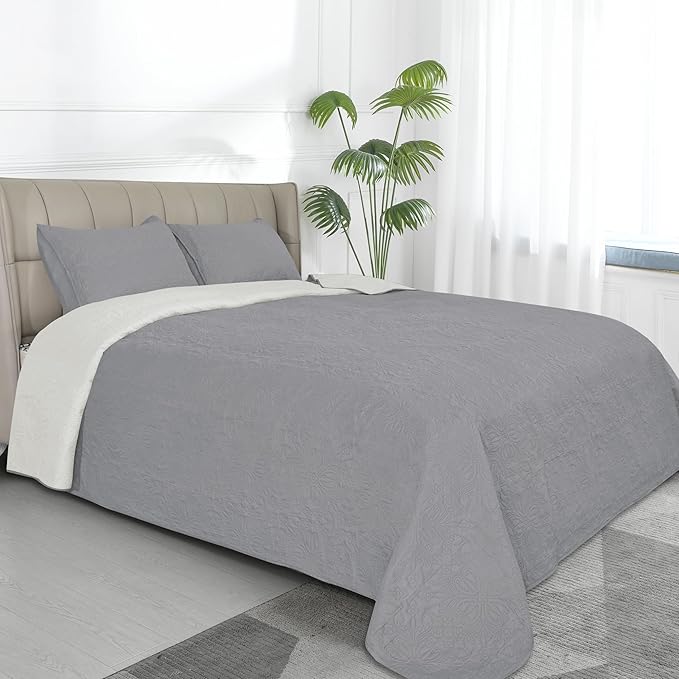 Easy-Going Full/Queen Size Reversible Quilt Set with 1 Quilt and 2 Pillow Shams, Soft Bed Quilt Cover, Water Resistant Lightweight Microfiber Bedspread, Stain Resistant, Damask-Light Gray/Ivory