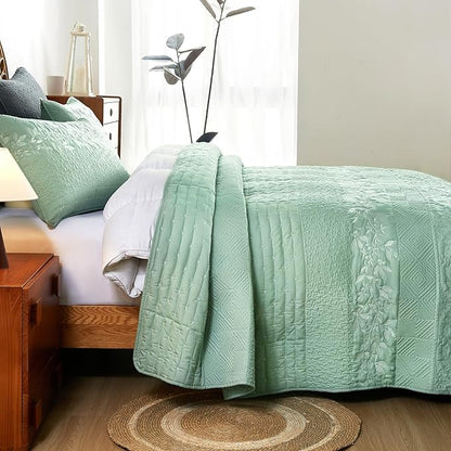 EVENHUG Floral Embroidered Quilt Set Queen Size 3 Piece Bedding Set Reversible Farmhouse Bedspread Coverlet with 2 Pillow Shams Lightweight Soft Bed Cover for All Season(92"X 96",Green)