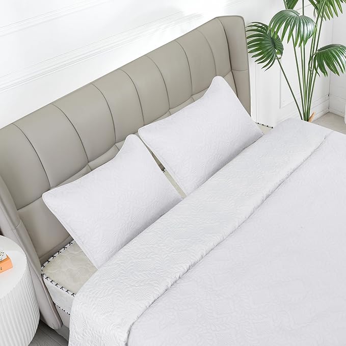Easy-Going King Size Reversible Quilt Set with 1 Quilt and 2 Pillow Shams, Soft Bed Quilt Cover, Water Resistant Lightweight Microfiber Bedspread, Stain Resistant, Olive Leaf-White/White
