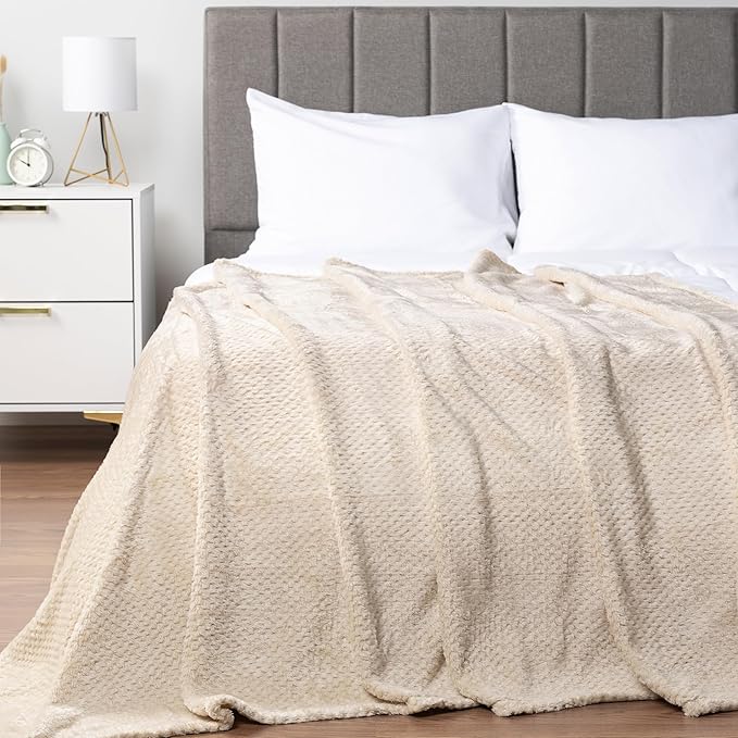 PAVILIA Beige Cream Throw Blanket for Couch Bed, Soft Fleece Throws for Sofa Chair, Fuzzy Waffle Textured Blanket, Cozy Warm Lightweight All Season Blanket Throw, 50x60