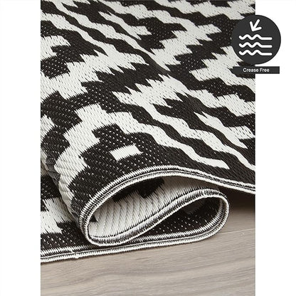 FH Home Outdoor Rug - Waterproof, Fade Resistant, Reversible - Premium Recycled Plastic - Geometric - Patio, Porch, Deck, Balcony - Aztec - Black & White Crease Free - 5 x 8 ft