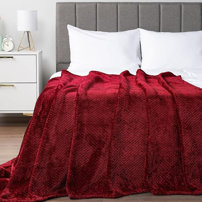 PAVILIA Maroon Red Throw Blanket for Couch Bed, Soft Fleece Throws for Sofa Chair, Fuzzy Waffle Textured Blanket, Cozy Warm Lightweight All Season Blanket Throw, 50x60