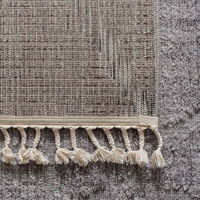 SAFAVIEH Marrakesh Collection Area Rug - 5' Square, Grey, Moroccan Boho Tribal Tassel Design, Non-Shedding & Easy Care, Ideal for High Traffic Areas in Living Room, Bedroom (MRK517F)